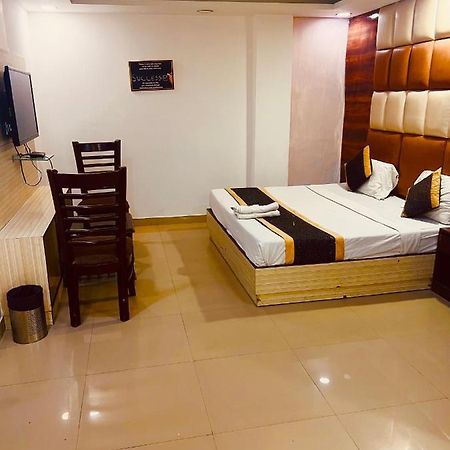 Hotel Cozy Cave Delhi Aiport Нью-Дели Экстерьер фото
