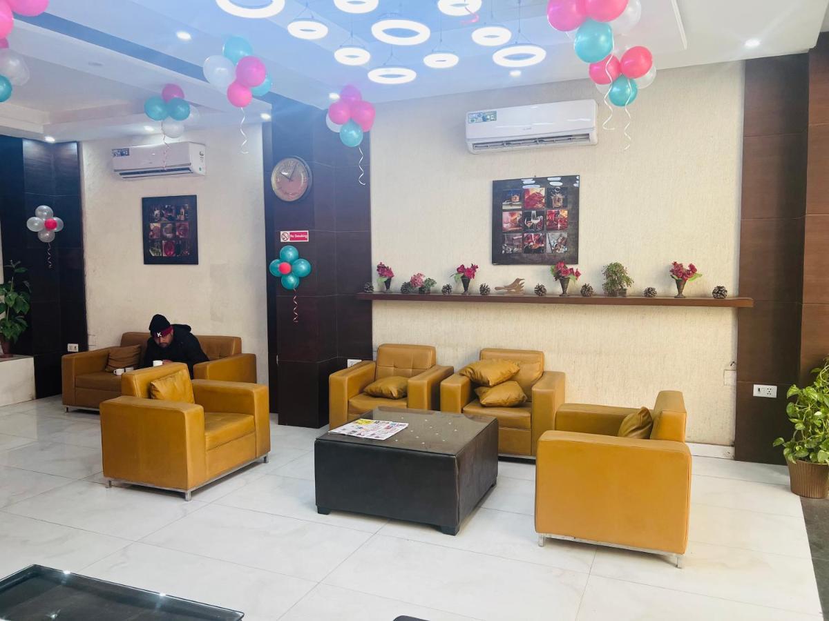 Hotel Cozy Cave Delhi Aiport Нью-Дели Экстерьер фото