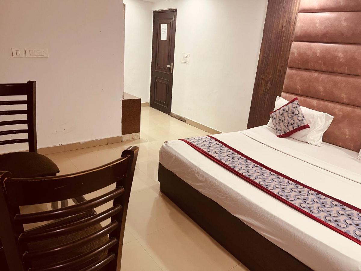 Hotel Cozy Cave Delhi Aiport Нью-Дели Экстерьер фото