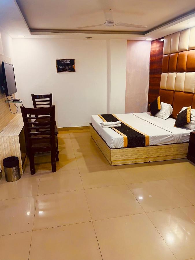 Hotel Cozy Cave Delhi Aiport Нью-Дели Экстерьер фото