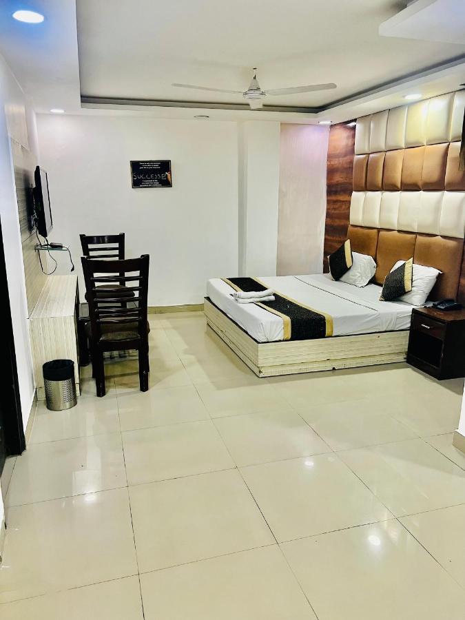 Hotel Cozy Cave Delhi Aiport Нью-Дели Экстерьер фото