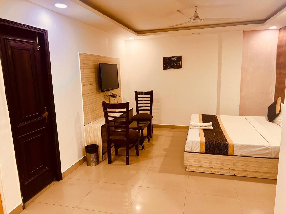 Hotel Cozy Cave Delhi Aiport Нью-Дели Экстерьер фото