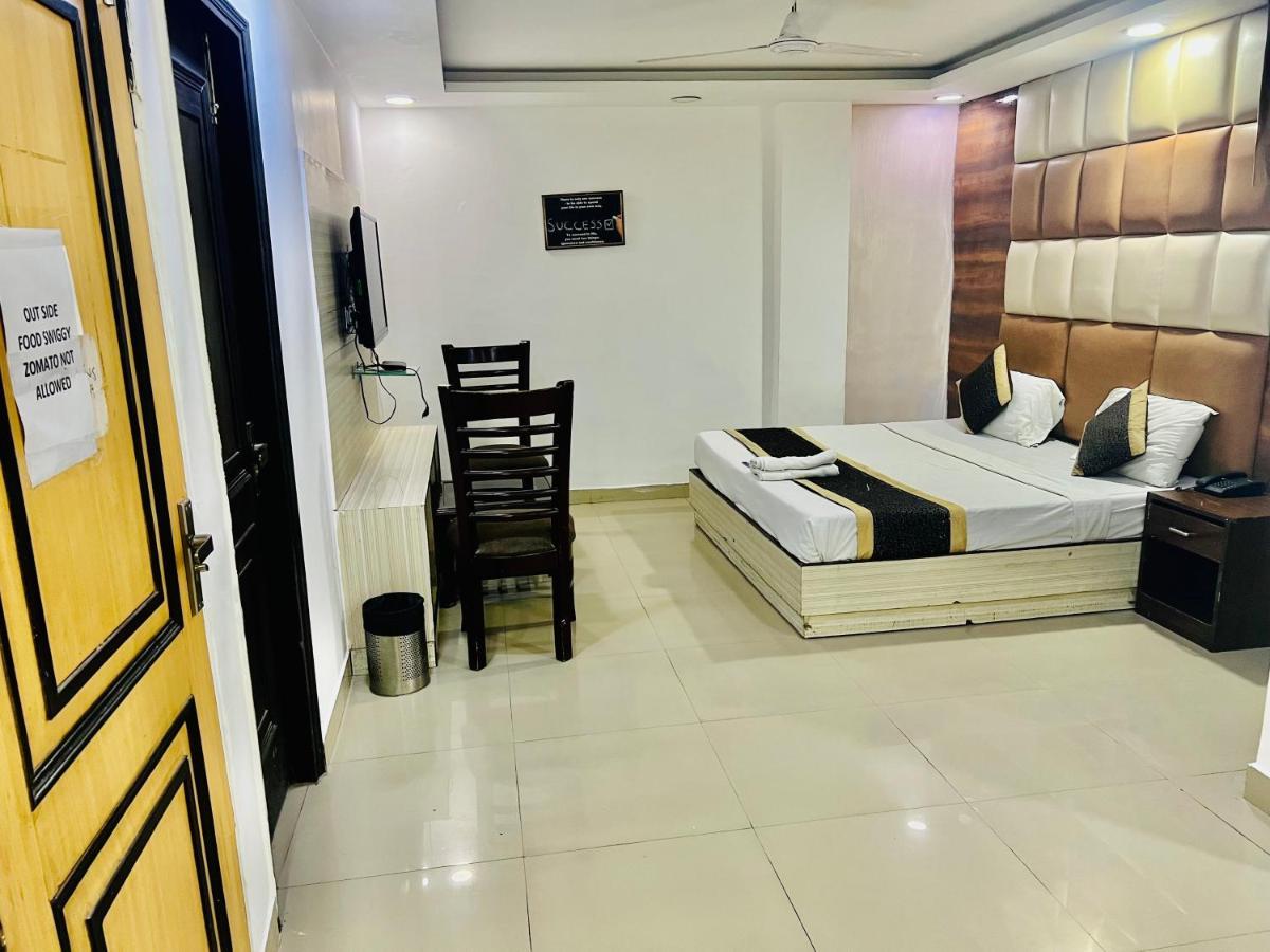 Hotel Cozy Cave Delhi Aiport Нью-Дели Экстерьер фото